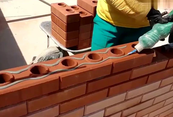 看看國外獨特的建筑技術(shù)，直接用膠水砌磚墻，真的會牢固嗎？